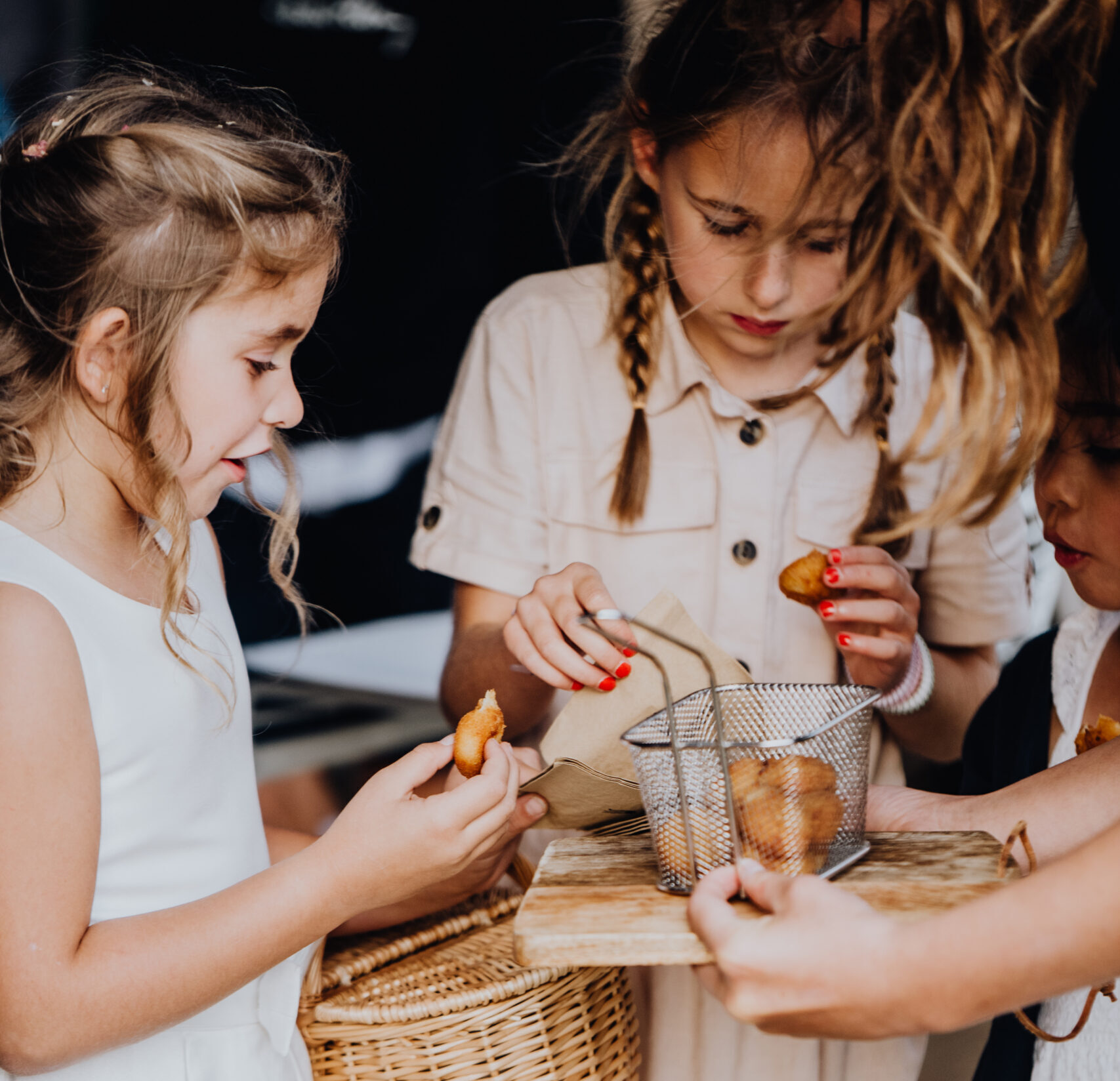 Kinderen eten aperitiefhapjes